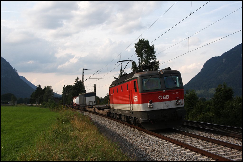 Die Fahrt von Nord- nach S�deuropa lohnt sich ja.... 1144 260 schleppt einen sehr schlecht ausgelasteten KLV-Zug in Richtung Kufstein. (08.08.2009)