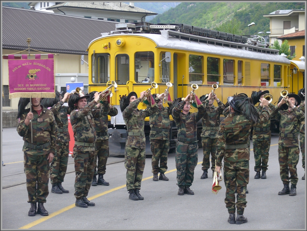 Die Fanfare dei Bersaglieri der italienischen Armee aus Morbegno begleiteten den offiziellen Festakt mit den Ansprachen und der Taufe des 5.Allegra Triebzuges der RhB. Vor dem ABe 4/4 I 34 erhalten sie mit ihren zackigen Trompetenklngen viel Applaus. (08.05.2010)