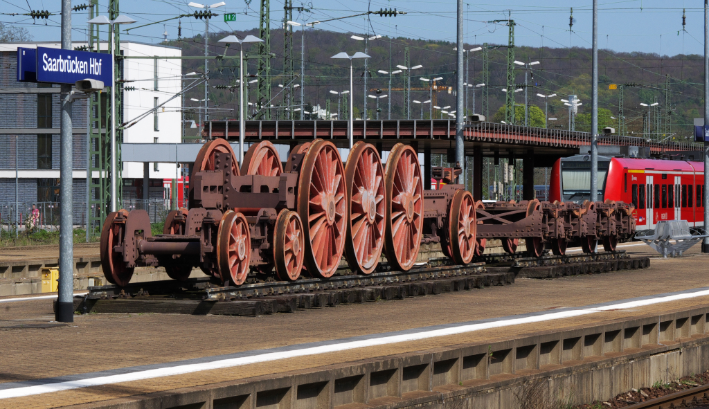 Die Farben verblassen.....

durch Wind , Sonne und Regen.

Das Fahrwerk von 18 602 htte mal einen neuen Anstrich verdient.
Die in Saarbrcken stationierte 18 602 wurde am 01.07.1964 ausgemustert und bis 1983 als Heizlok in Saarbrcken eingesetzt.

Saarbrcken Hbf. 28.04.2012 Bahnsteig Gleis 14/16