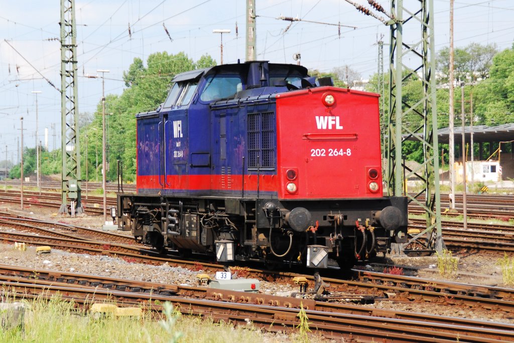 Die farbenfrohe WFL-Lok 202 264-8 ist zu Besuch in Bielefeld-Brackwede. Hier war sie einige Male an Bauarbeiten beteiligt. Am Nachmittag des 06.06.2010.