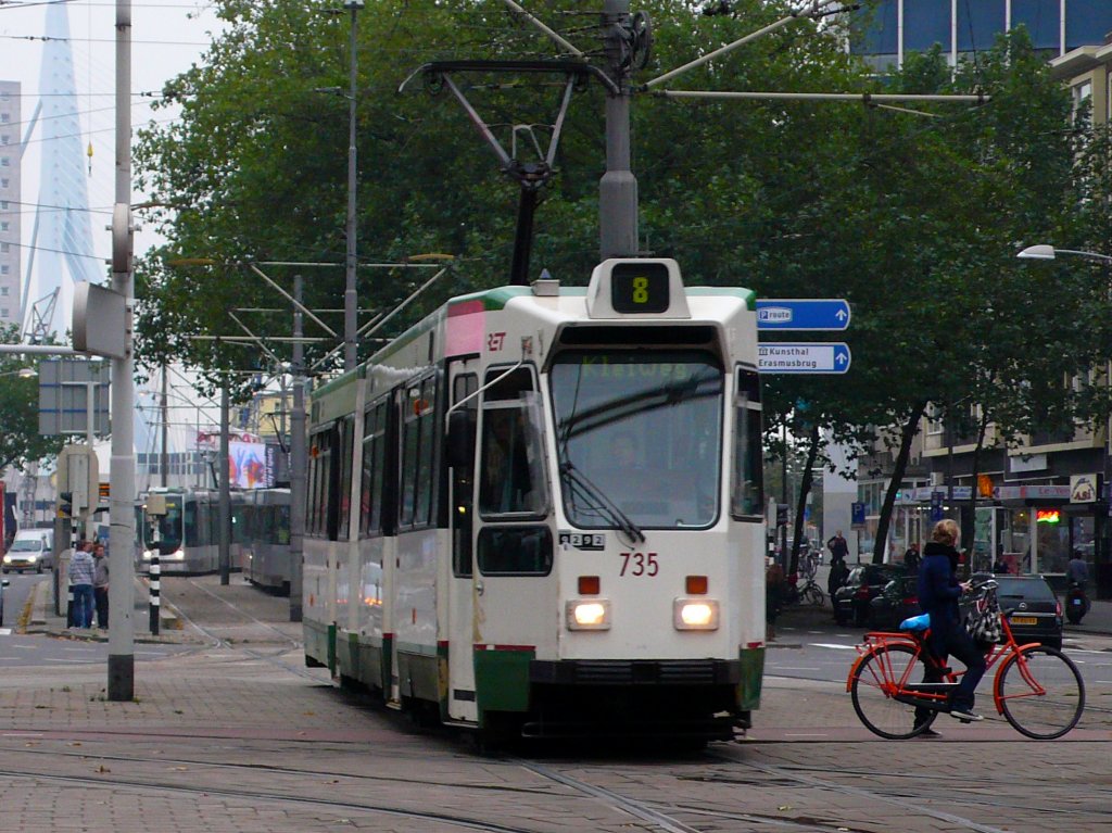 Die Farbvarianten der ZGT 6/6 Serie 700. Wagen 735 in der Gr�n-Weiss
Variante bei der Einf�hrung des Tram-Plus Systems. Churchillplein am 08.10.10