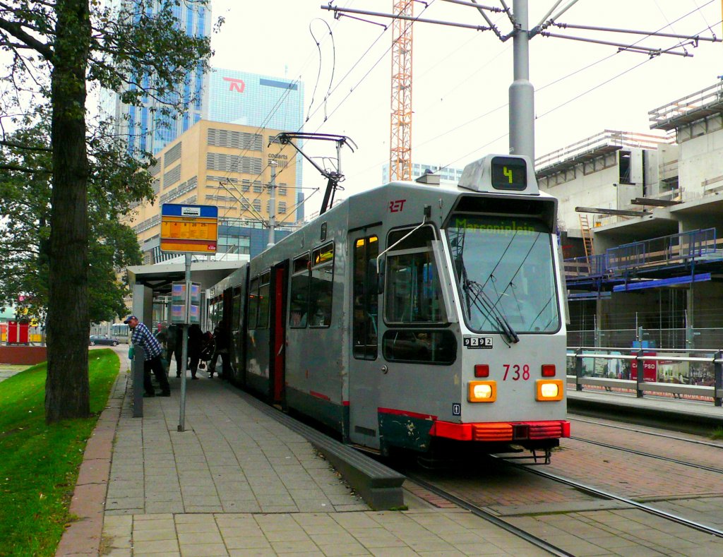 Die Farbvarianten der ZGT 6/6 Serie 700. Wagen 738 in der U-Bahn Farbstellung. In dieser Farbe wurden gesamthaft nur 3 Wagen gestrichen
(2xZGT700 und 1x ZGT800).
Haltestelle Kruisplein am 08.10.10