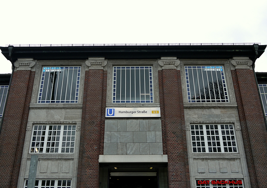 Die Fassade des Hamburger U-Bahnhofs  Hamburger Strae  war so ziemlich das einzige, was von den Bombennchten im II.Weltkrieg brig blieb. Fast alle Gebude drumherum wurden zerstrt. 14.4.2013