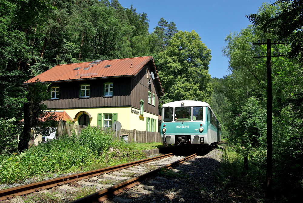 Die Ferkeltaxe der Osts�chsischen Eisenbahnfreunde unterwegs auf der romantischen S�chsisch-B�hmischen-Semmeringbahn ( Neustadt-Bad Schandau ). Hier der Zug in der Durchfahrt des Haltepunkts Porschdorf im Sebnitztal
13.06.2009