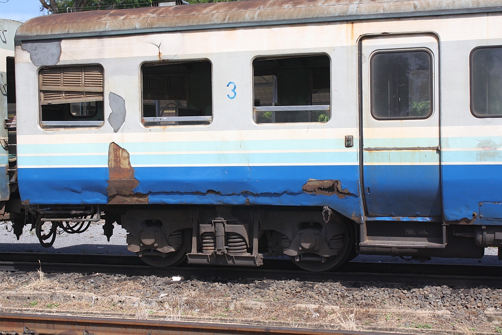 Die Festigkeit des Wagenkasten drfte 100% offensichtlich nicht erreichen;  Wagenkasten rechts ber dem Drehgestell 2 des กซข.1016 (กซข. = BPD/Bogie Power Diesel Railcar With Driving Cab, Hitachi, Bauj. 1967) am 15.Juni 2011 im Bf. Ubon Ratchathani.

