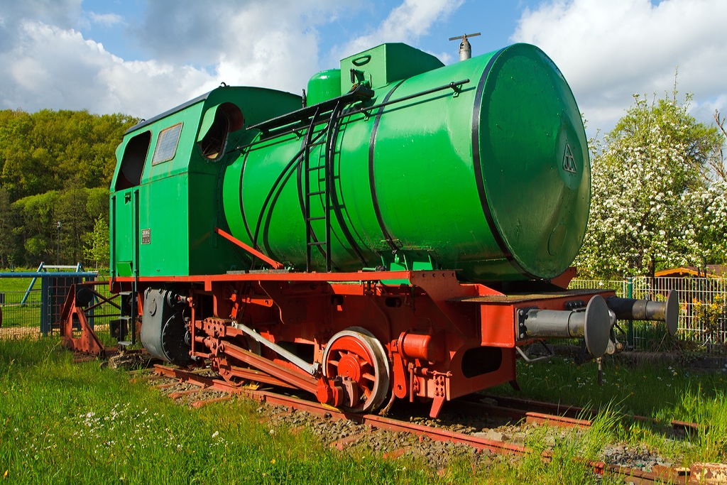 
Die feuerlose Dampfspeicherlok Jung 11722 vom Typ Freia als Denkmallok am 12.05.2013 in Niederfischbach. 
Die Lok wurde 1953 von Jung Jungenthal GmbH, Kirchen/Sieg unter der Fabriknummer 11722 gebaut und an die Glanzstoff-Courtaulds in Köln-Merheim geliefert, später ging sie an AKZO-Chemie GmbH in Köln-Niehl bis sie 1993 an einen Privatmann in Niederfischbach verkauft wurde. 
Diese Jung Dampfspeicherloks vom Typ Freia haben die Achsfolge B, 250 PS Leistung und sind 33,1 t schwer.
