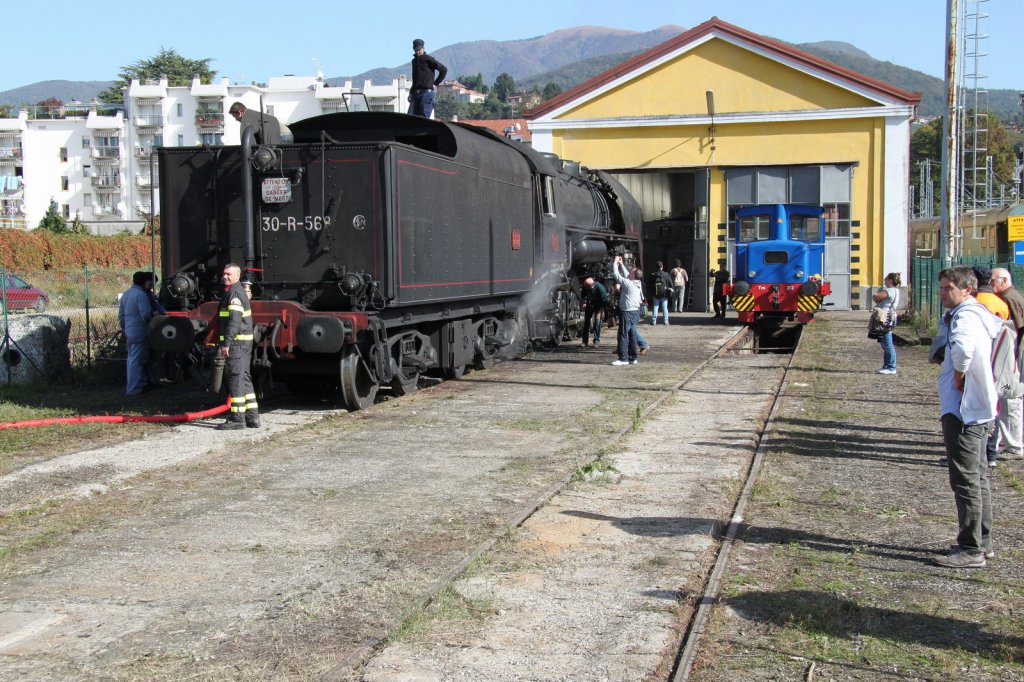 Die Feuerwehr hilft beim Wassernehmen der Mikado Lok 141.R.568 ex.SNCF
vor dem kl.Eisenbahnmuseum des Vereins Associazione Verbano Express in Luino am Lago Maggiore.21.10.12