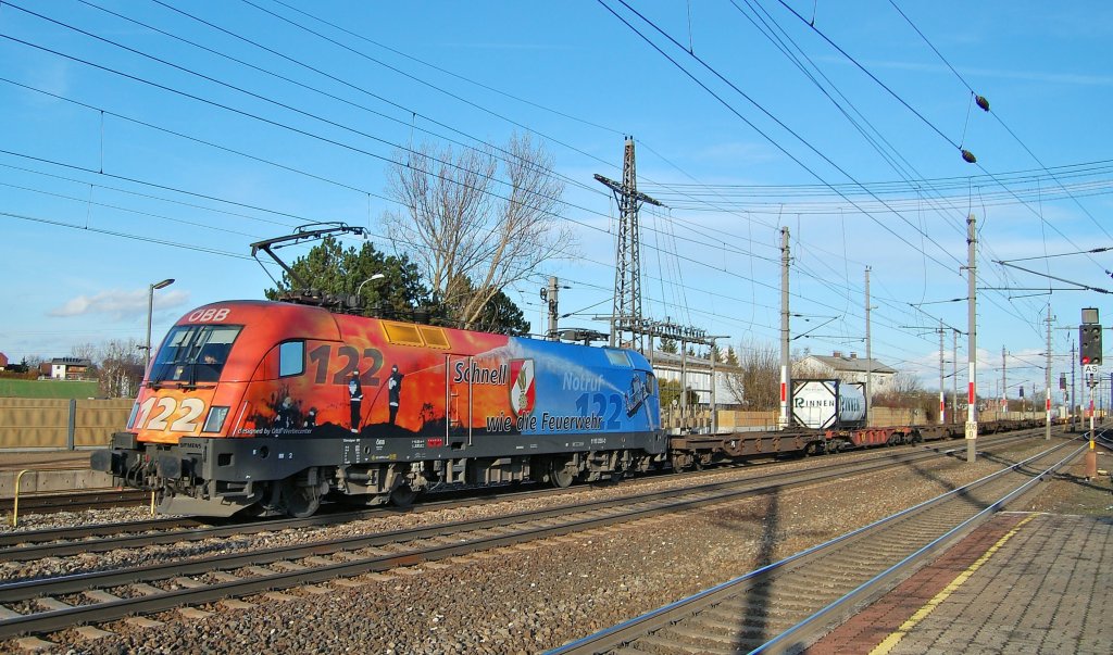 Die Feuerwehrlok 1116 250 ist am 28.11.2009
mit einem schwach ausgelasteten
Containerzug in Marchtrenk durchgefahren.