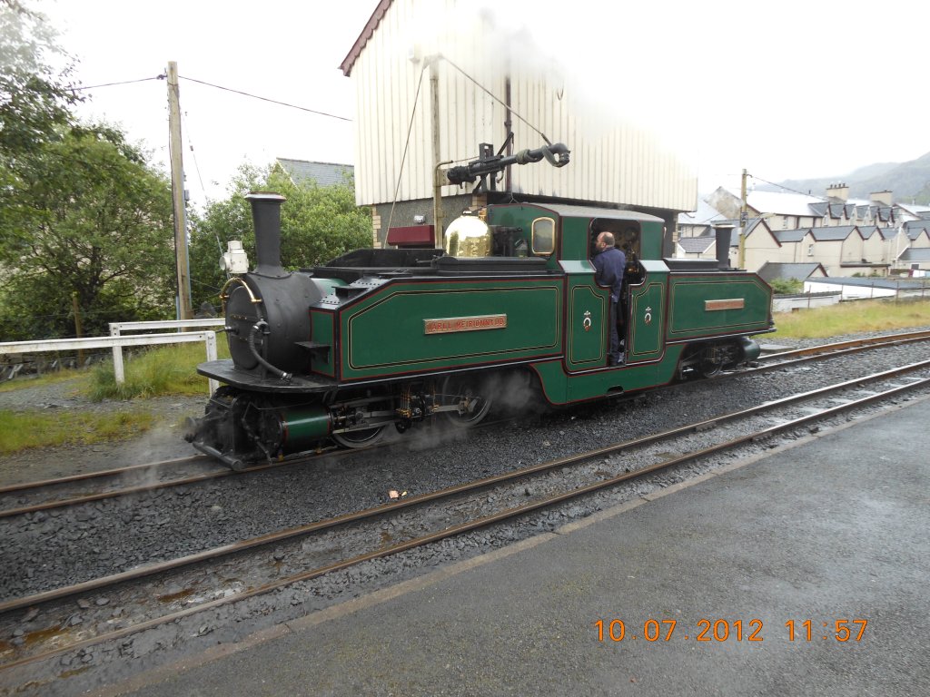 Die Ffestiniog Railway (walisisch Rheilffordd Ffestiniog) wurde angelegt, um den Schiefer aus dem Bergbauort Blaenau Ffestiniog in die Kstenstadt Porthmadog zu transportieren. Heute werden hauptschlich Nostalgiefahrten mit Dampflokomotiven durchgefhrt. Dieses interessante, symmetrisch aufgebaute Fahrzeug mit zwei Kesseln und dem in der Mitte liegenden Fhrerstand mit dem klingenden walisischen Namen  Iarll Meirionnydd  zog am 10.7.2012 den ziemlich langen Zug ber die etwa 13,5 Meilen lange Strecke (Bahnhof Blaenau Ffestiniog).
