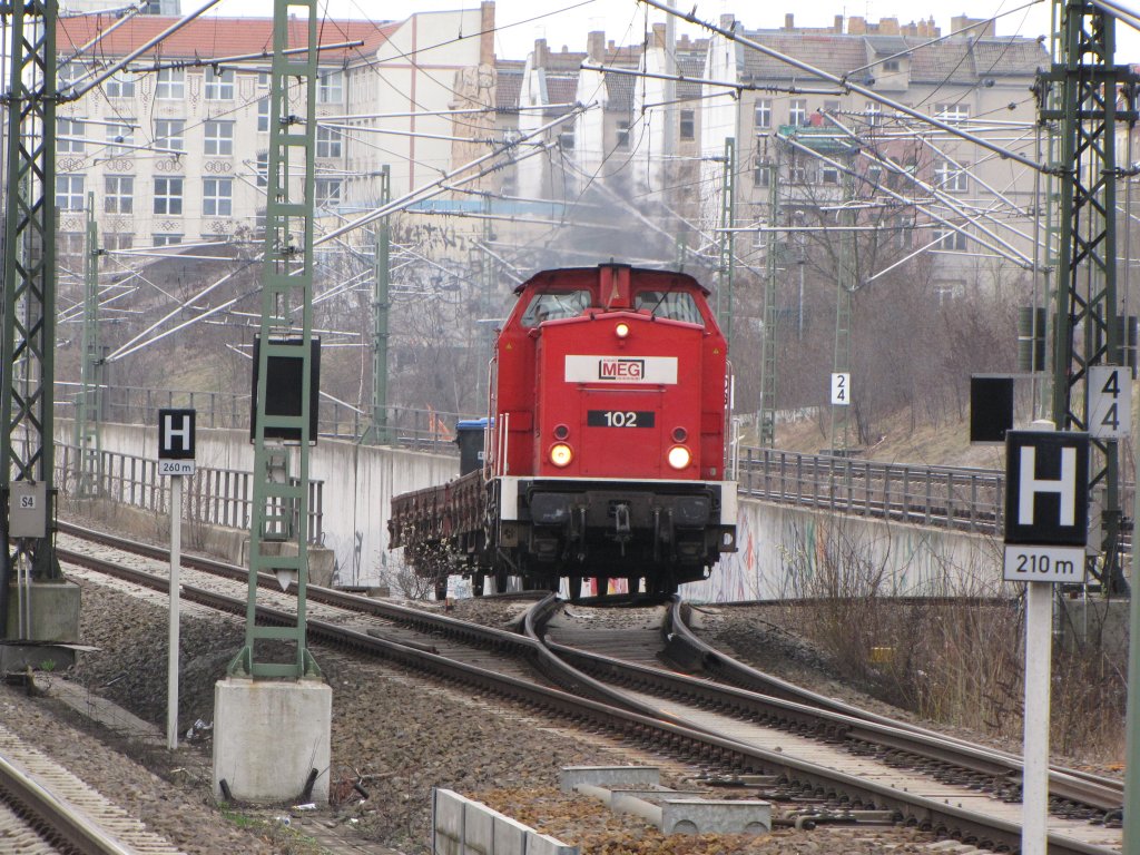 Die Firma MEG transportiert fr die Berliner S-Bahn Ersatzteile von Schneweide nach Grunewald hier am 29.03.2010 in  Berlin Gesundbrunnen.