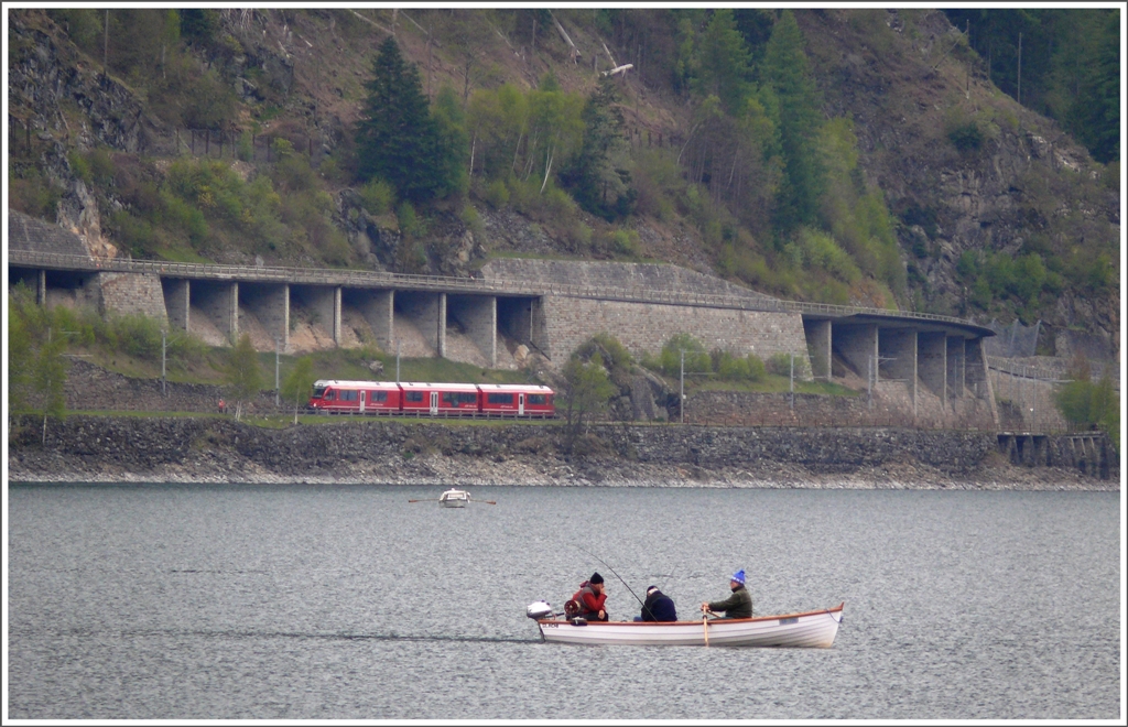 Die Fischereisaison auf dem Lago di Poschiavo hat begonnen und wie man anhand der Mtzen sehen kann, ist es noch nicht allzu warm. Fahrgste des Allegra brauchen keine Mtzen, denn die neuen Triebzge sind angenehm beheizt. (09.05.2010)