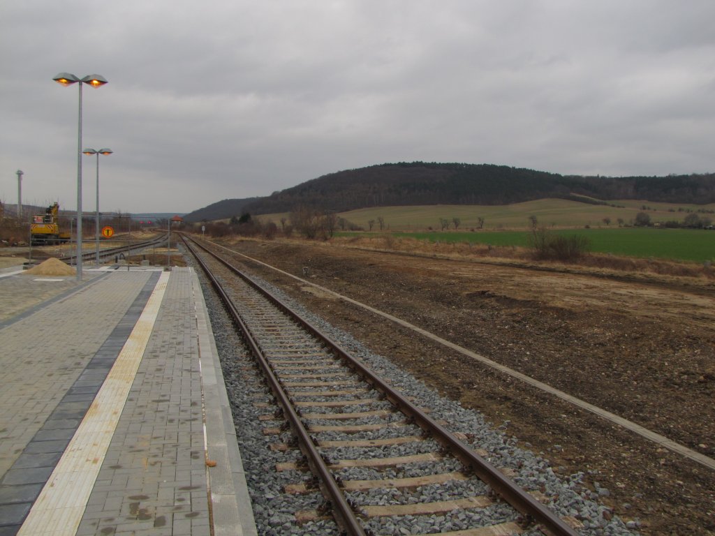 Die Flche der ehemaligen Bahnsteiggleise der Finnebahn und der modernisierte Bahnsteig 1 der Unstrutbahn, am 11.03.2012 in Laucha.