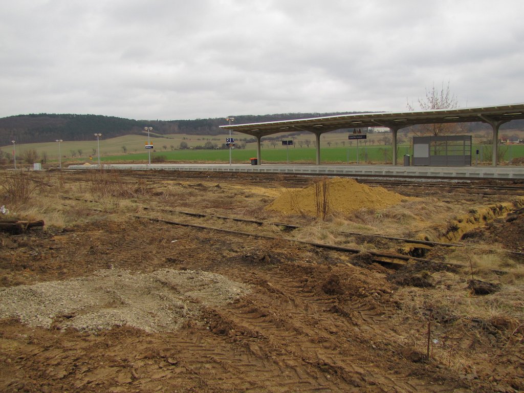 Die Flche der ehemaligen Rangiergleise und der modernisierte Bahnsteig, am 11.03.2012 in Laucha.
