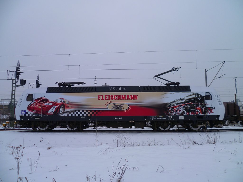 Die  Fleischmann  145 023-6 der PRESS steht am 20.01.13 in Reichenbach/V. oberer Bahnhof zur Abfahrt bereit.