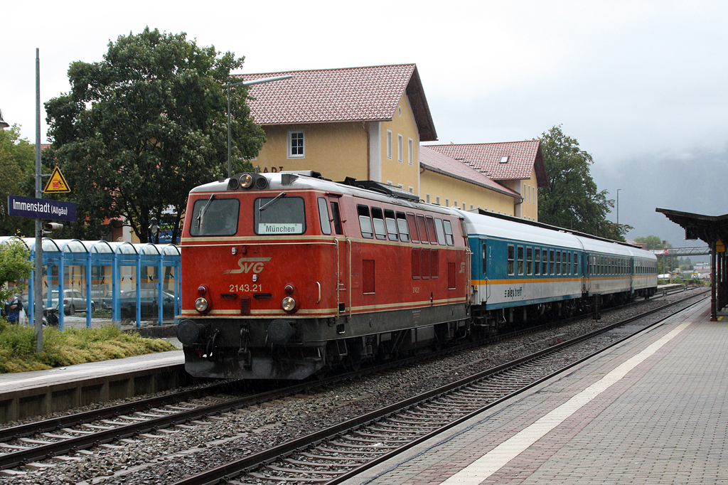 Die Flucht vor dem Regen im Kleinwalsertal endete im Regen von Immenstadt/Allgu. 2143.21(92 80 2143.021-2 D-STVG) mit dreiteiliger Alex-Garnitur im Bahnhof Immenstadt. 20.07.2011