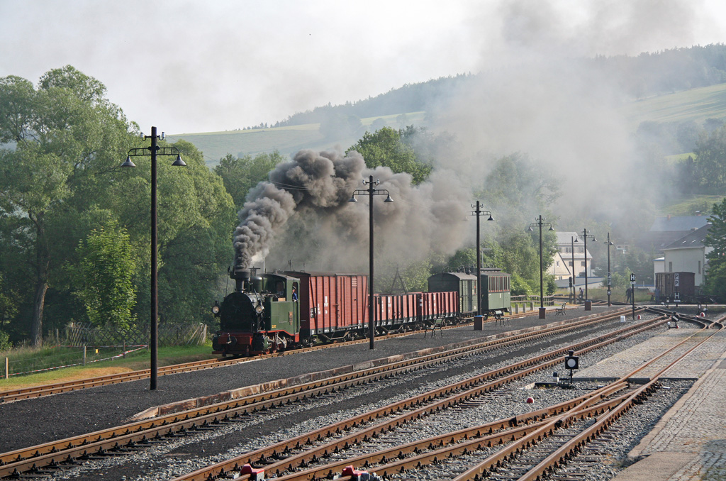 Die folgende Bilderserie zeigt die I K Nr.54 mit verschiedenen Leistungen auf dem Weg von Steinbach hinauf nach Jhstadt. Hier fhrt der aus Wolkenstein kommende GmP, am 25.06.2010 auf Gleis 1 in den Bahnhof Steinbach ein...