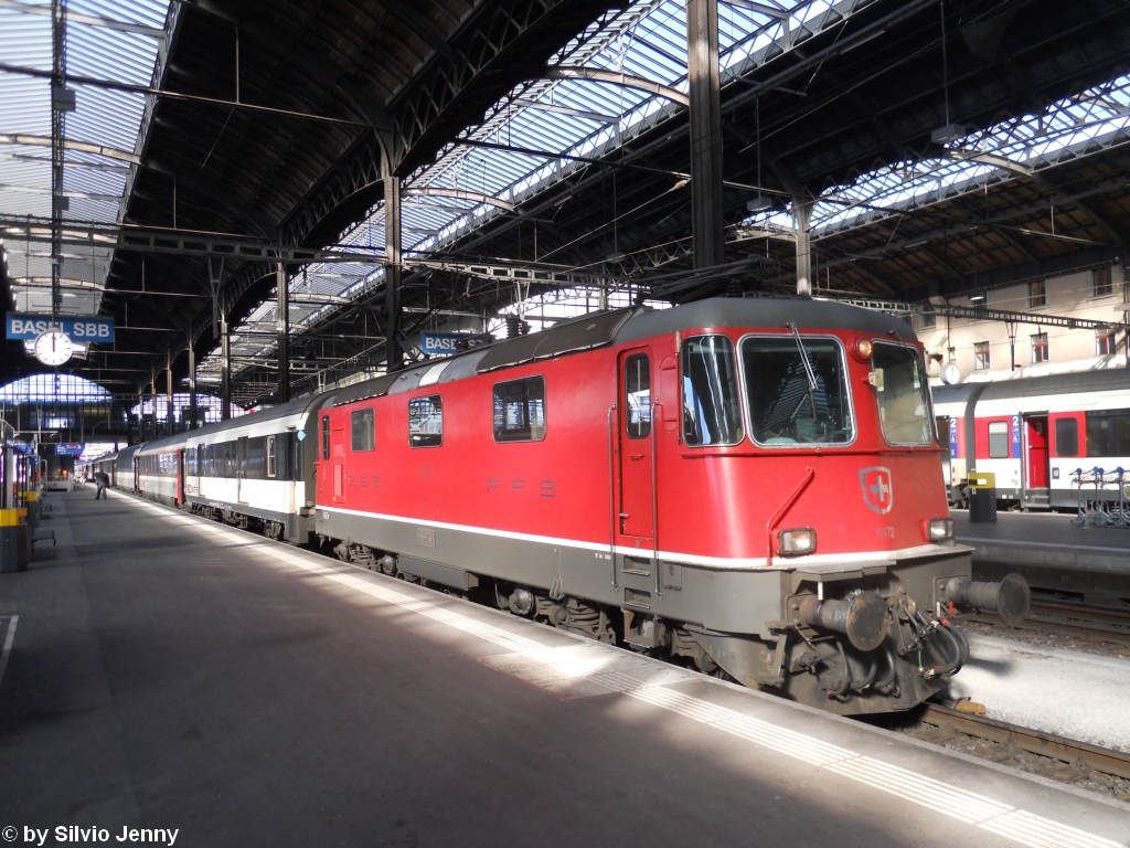 Die Folien-Bobo, Re 4/4'' 11172 mit dem IR 1973 nach Zrich am 7.2.2011 in Basel SBB. An 4. Stelle ist ein Panorama-Wagen zu sehen. Dies weil seit letztem Dezember die Gotthard-IR mit den IR Basel - Aarau - Zrich - Chur und Basel - Frick - Zrich durchgebunden sind.