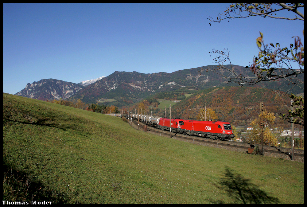 Die Fotowiese  Apfelwiese  bei herbstlichem Bilderbuchwetter im Weitwinkel aufgenommen: Da schauen sogar zwei bescheidene Ochsen mit einem halbwegs interessannten Kesselzug (SRID 90125) sehr nett aus.. Diese werden mit ihrem Gterzug Richtung Villach/Tarvis/Koper in Krze den Bahnhof Eichberg am Semmering durchfahren. 30.10.2010