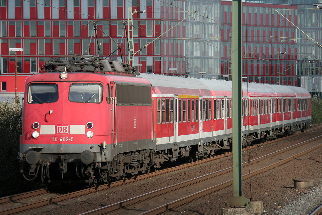 Die Frankfurter 110 402-5 zieht den RE4 Verstrker von Dsseldorf nach Aachen durch Dsseldorf Hamm am 19.10.2011
