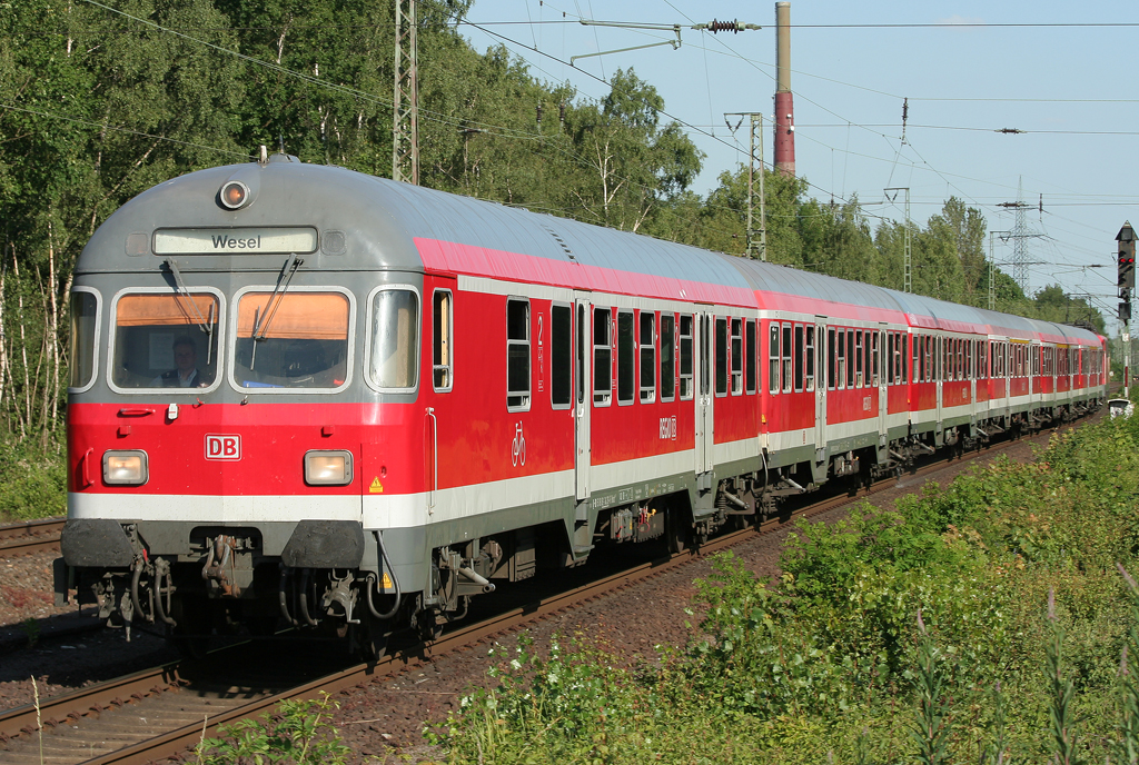 Die Frankfurter 110 404-1 schiebt ihren Karlsruher als RB35 von Dsseldorf nach Wesel in Dinslaken ein am 30.05.2011