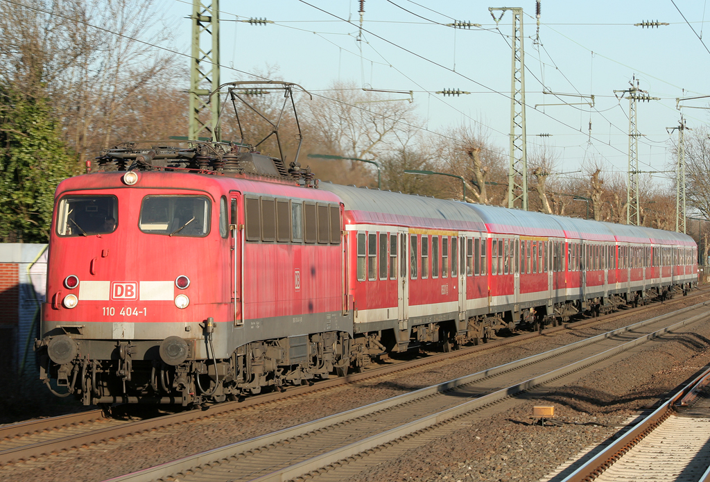 Die Frankfurter 110 404-1 zieht die RB35 von Kln nach Wesel durch Dsseldorf Oberbilk am 07.03.2011