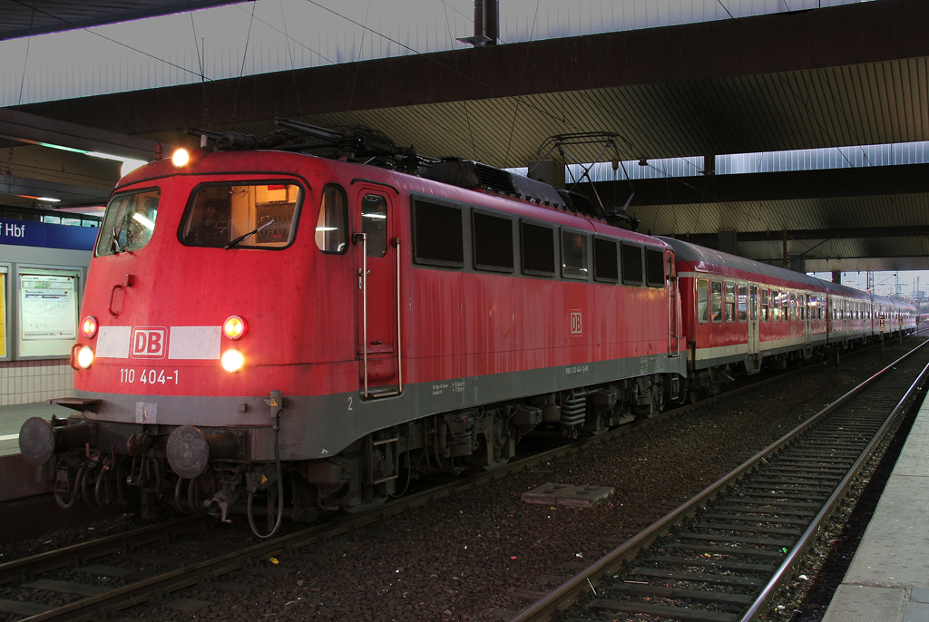 Die Frankfurter 110 404-1 zieht den RE4 Verstrler ab Dsseldorf HBF nach Aachen am 19.10.2011
