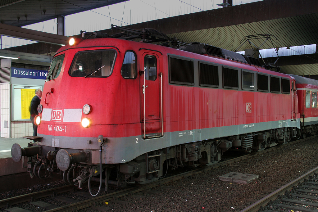 Die Frankfurter 110 404-1 zieht den RE4 Verstrler ab Dsseldorf HBF nach Aachen am 19.10.2011