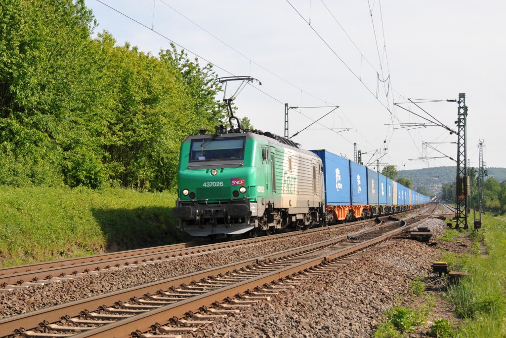 Die franzsische 437026 zieht die  blaue Wand  durch Unkel rechtsrheinisch in Richtung Norden. Aufgenommen am 07/05/2011.