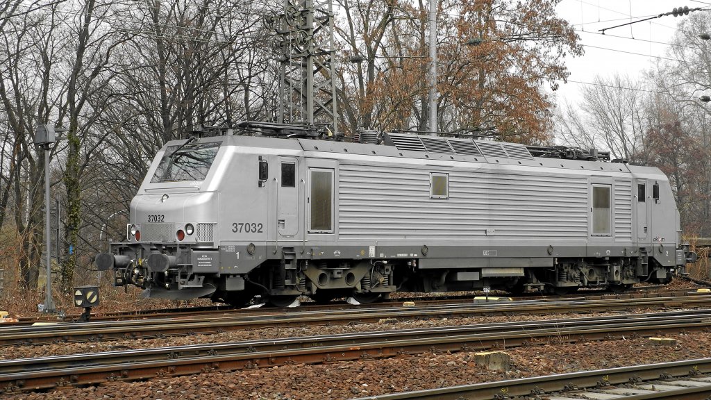 Die franzsische Akiem 37032, abgestellt an der Nordausfahrt des Heilbronner Bahnhofs am 27.02.2012 - ein nicht alltglicher Anblick!