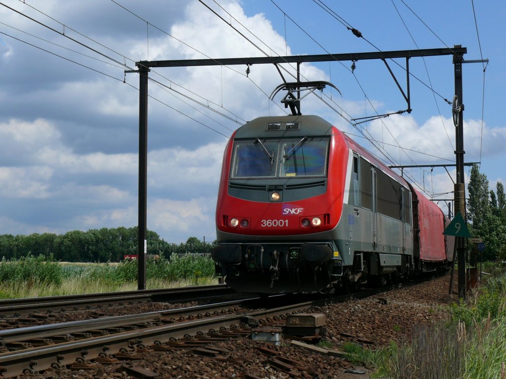 Die franzsische BB36001 kommt mit einem gemischten Gterzug von Antwerpen-Noord. Hier aufgenommen am 17/07/2010 auf der Schleife in Ekeren.
