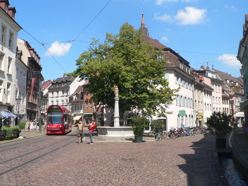 Die Freiburger Innenstadt ist in vielen Bereichen autofrei, das ermglicht stressfreies Spazieren und schne Straenbahnfotos. Oberlinden, 18.7.2010