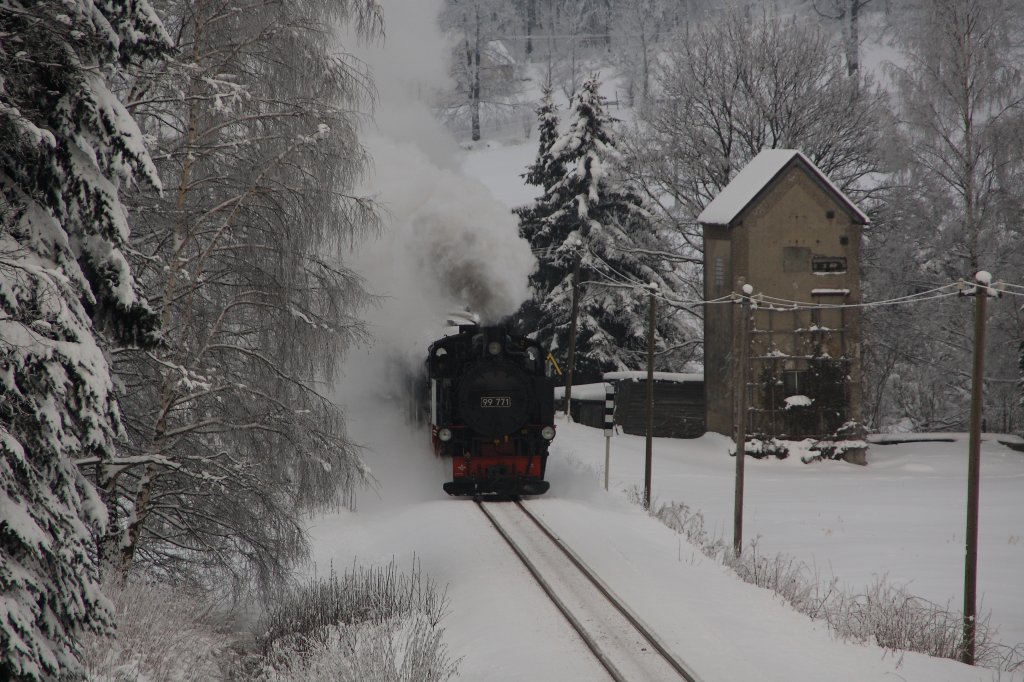 Die Freitaler 99 771 ist derzeit als Ersatz fr 99 786 auf der Fichtelbergbahn unterwegs. Hier am 22.01.2010 in Hammer-Unterwiesenthal.