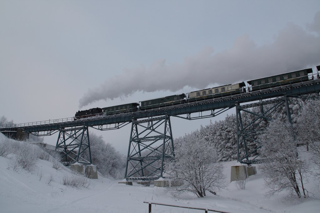 Die Freitaler 99 771 ist derzeit als Ersatz fr schadhafte 99 786 auf der Fichtelbergbahn unterwegs. Hier dampft sie am 22.01.2010 ber das Obererwiesenthaler Viadukt.