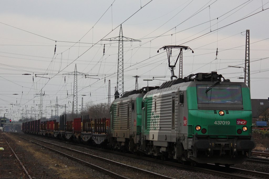 Die FRET 43719 zog am 22.2.12 die FRET 437011 und einen Stahlzug durch Ratingen-Lintorf.