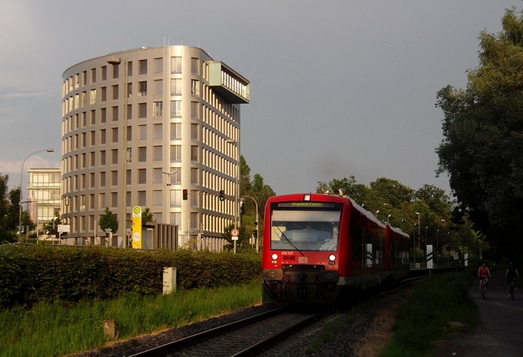 Die von Friedrichshafen nach Radolfzell fahrende Regionalbahn 22776 am 02.08.2012 bei der Abfahrt am Landratsamt Friedrichshafen und der gleichlautenden Haltestelle.