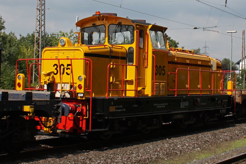 Die frisch aufarbeitete CFL 305 hing zwischen zwei Wagen eingespannt welche von der 276 042 gezogen wurde.Hier am 31.8.11 in Ratingen-Lintorf.