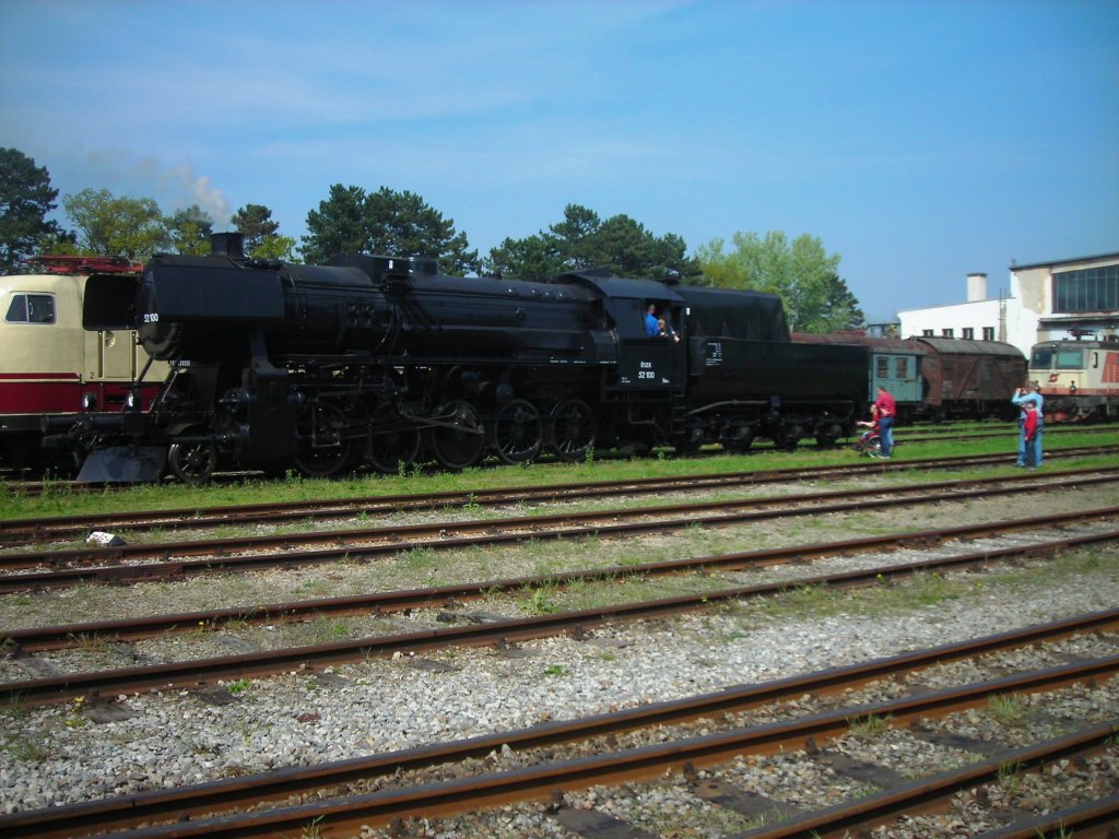 die frisch aufgearbeitet 52.100. Heizhaus Strasshof am 25.4.10