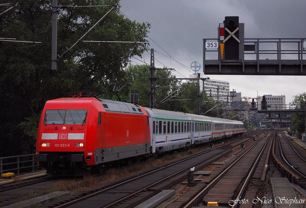 Die frisch aus dem Farbeimer entfahrene 101 023-0 mit EC 341  Wawel  Hamburg-Altona - Krakow-Glowny in Berlin-Tiergarten (05.09.2009)