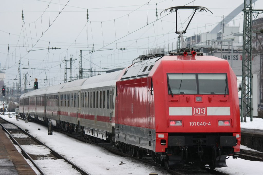 Die frisch entklebte 101 040-4 (Ex-Ferero) schiebt am 02.01.2011 ihren IC durch Kln Messe Deutz.