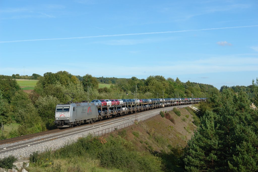 Die frisch geputzte 185 539 mit einem PCT-Autozug von Regensburg nach Bremen am 06.09.11 unterwegs bei Laaber.