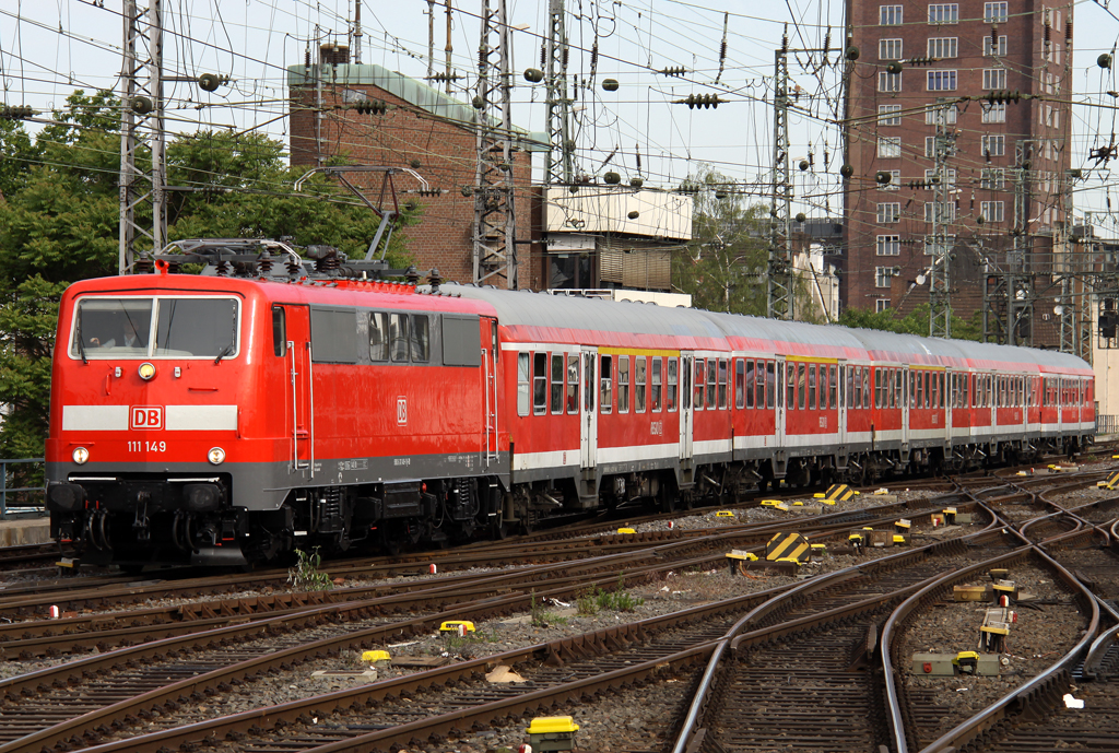Die frisch hauptuntersuchte 111 149 kommt mit dem ersten RE9 von Aachen nach Kln HBF am 27.05.2012