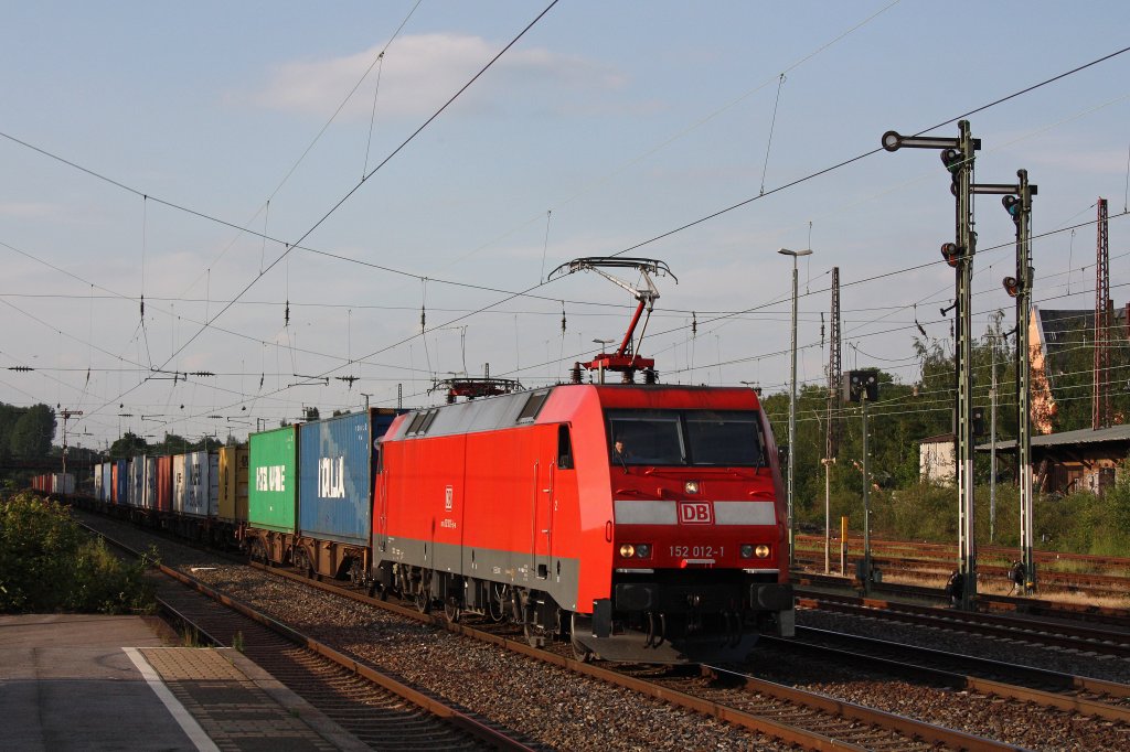 Die frisch Hauptuntersuchte 152 012 am 5.6.12 mit einem Containerzug in Dsseldorf-Rath.