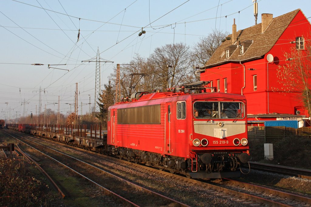 Die frisch Hauptuntersuchte 155 219 (OR) zieht am 30.1.11 einen Stahlbrammenzug durch Ratingen-Lintorf