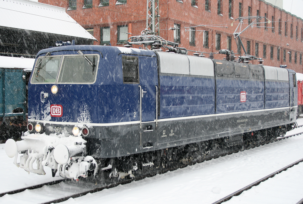 Die frisch hauptuntersuchte 181 201-5 steht berraschend in Koblenz HBF am 19.12.2010 Mit diesem Bild wnsche ich allen Usern und Betrachtern meiner Bilder frohe Weihnachten!
