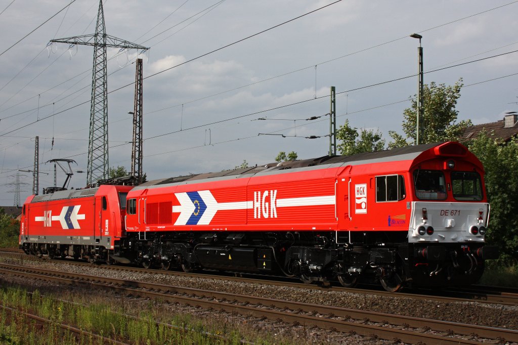 Die frisch Hauptuntersuchte HGK DE 671 wird am 10.8.11 von HGK 2051 (185 582) durch Ratingen-Lintorf gezogen.