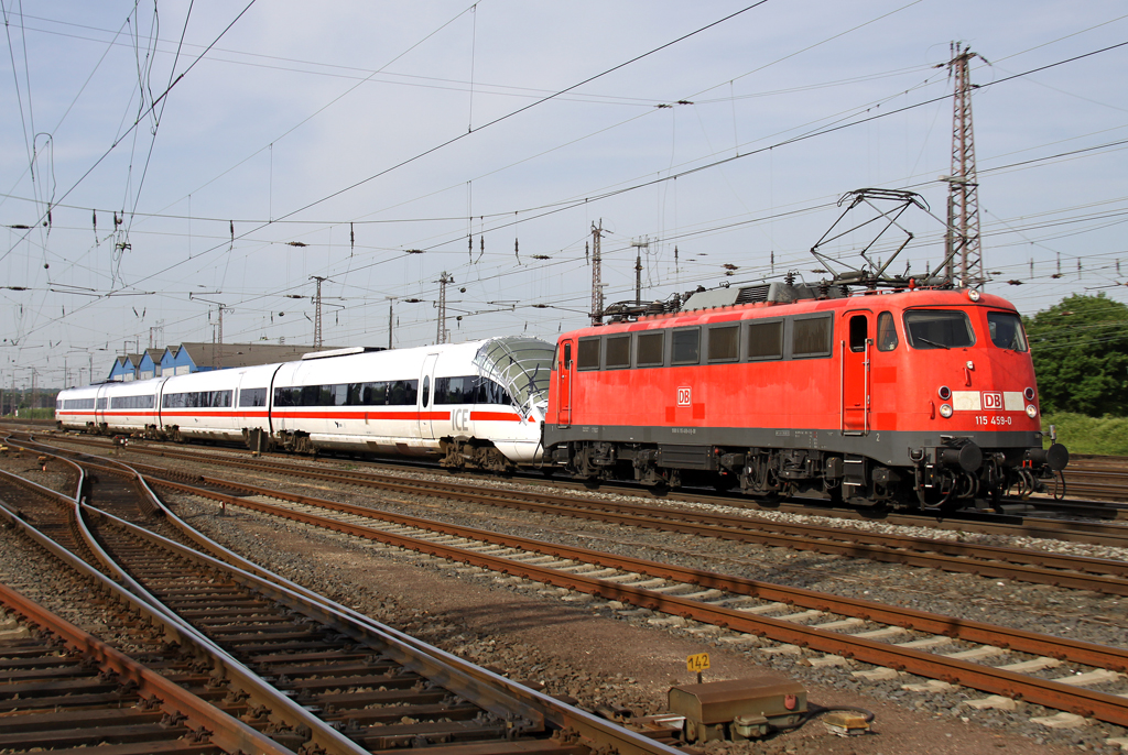 Die frisch hauptuntersuchte und saubere 115 459-0 schleppt einen beschdigten ICE-TD der DSB durch snabrck HBF am 18.06.2013