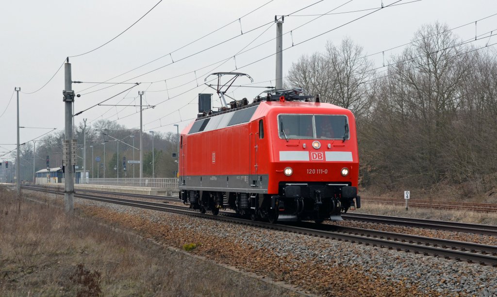 Die frisch lackierte 120 111 unternahm am 10.04.13 vom Werk Dessau aus eine Probefahrt Richtung Wittenberg, hier hat sie gerade den Haltepunkt Burgkemnitz durchfahren.