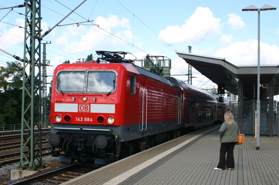 Die frisch lackierte DB 143 884-5 fhrt mit S1 nach Bad Schandau in Dresden-Freiberger Strae ein; 16.09.2010