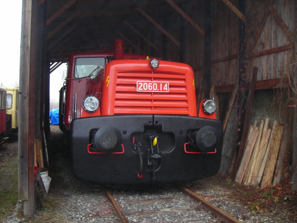 Die frisch restaurierte 2060.14 steht am 6.12 im Schuppen in Oberschtzen.