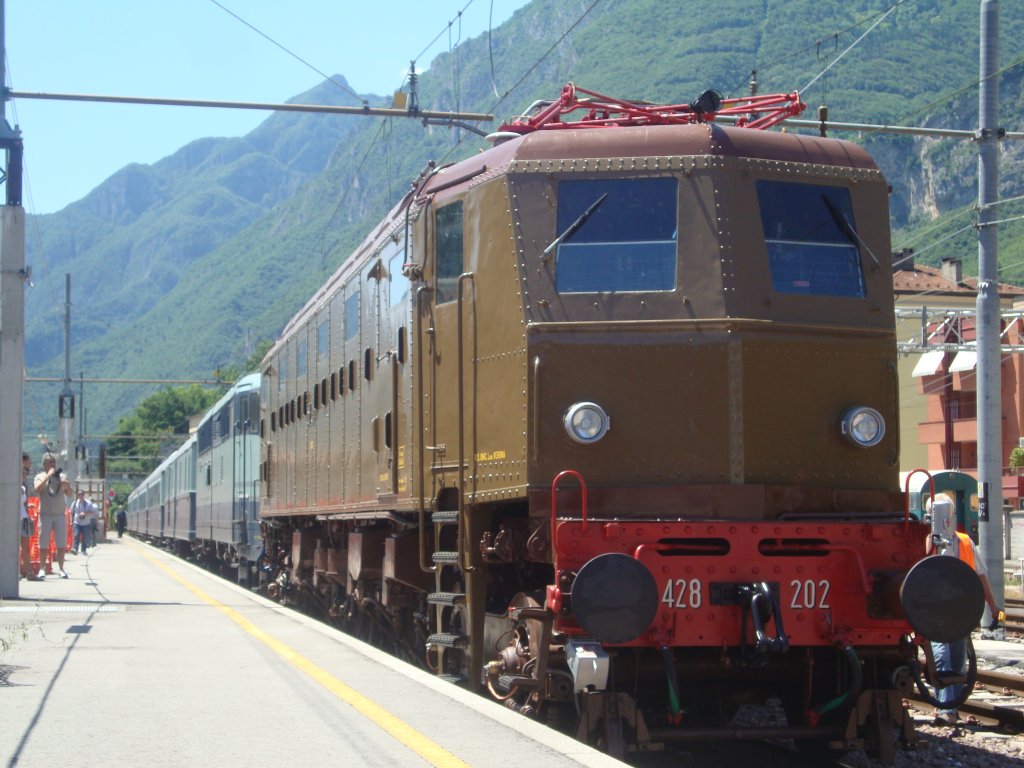 Die frisch restaurierte 428 202 ist von Verona Porta Vescovo nach Trento auf Probefahrt, zusammen mit der E646 085 und 5 Historische Wagen. Trento, 25. juni 2011.  